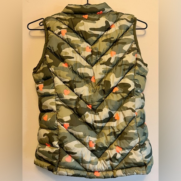 Gap Kids Girls Desert Camo Heart Puffer Vest Size XL (12) - Picture 3 of 6